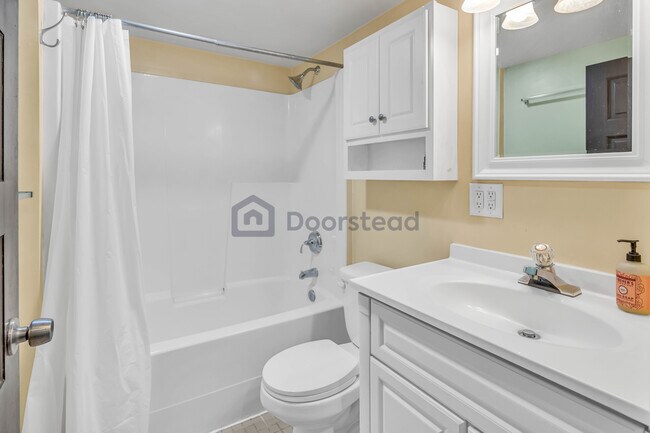 Building Photo - 2028 14th Ave W