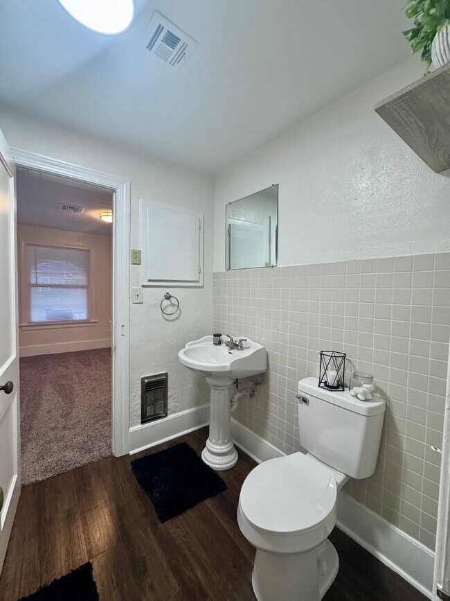 Building Photo - 304 N Cimarron Ave