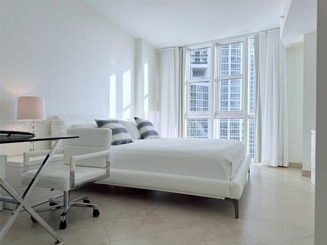 Building Photo - 18201 Collins Ave