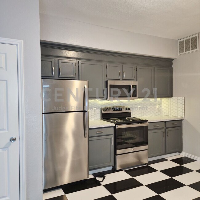 Building Photo - Updated 1/1 Apartment in Prime Dallas Location Ready for Move-In!