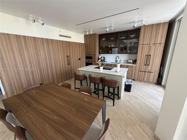 Building Photo - 16425 Collins Ave