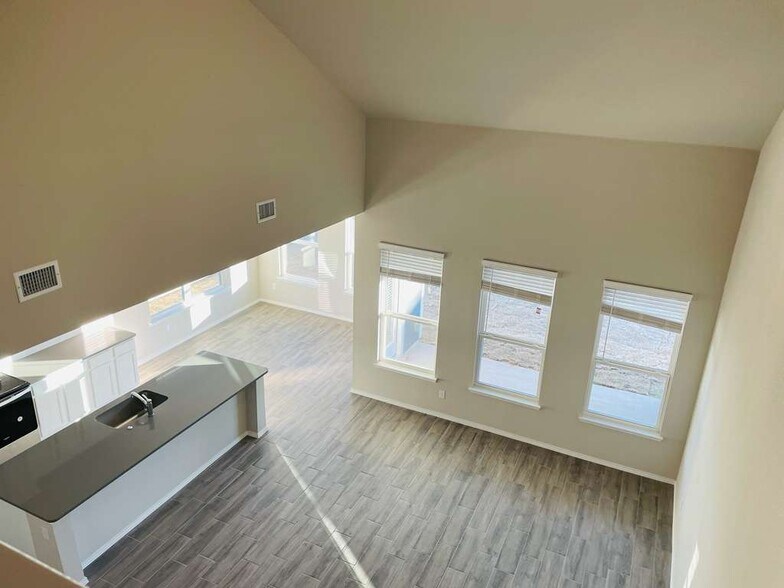 Building Photo - 10032 Adams Ln