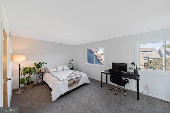 Building Photo - 7 Foxtail Ct