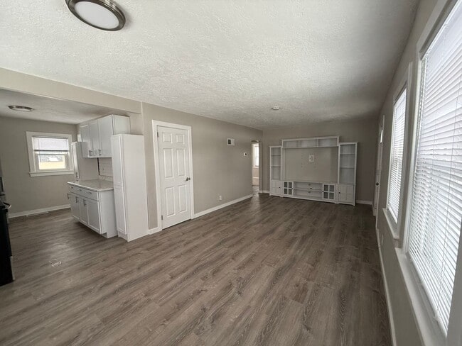 Building Photo - 3 Bedroom Home