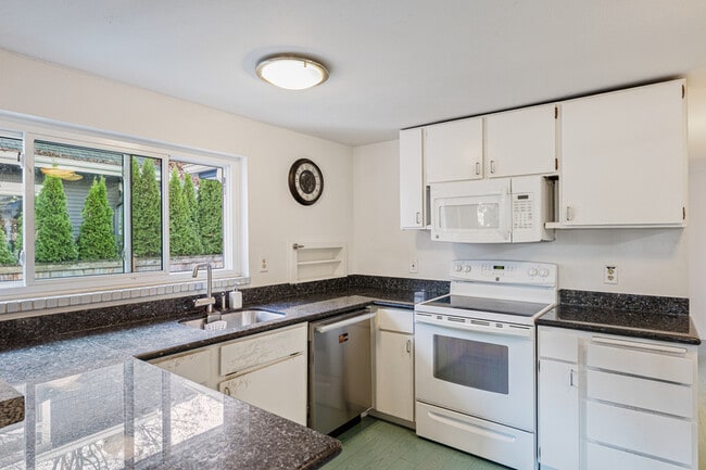 Building Photo - 6807 Aurora Ave N