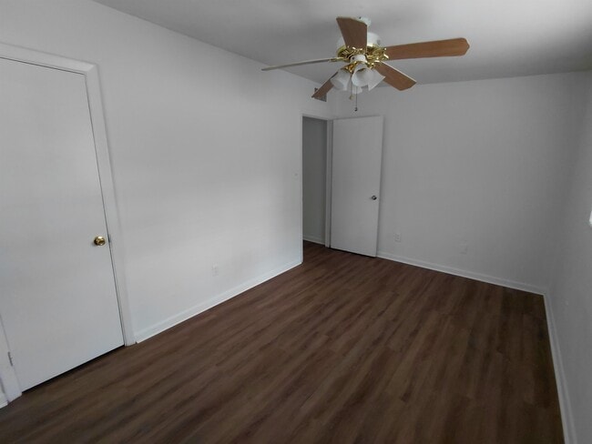 Building Photo - 2412 Almond Dr