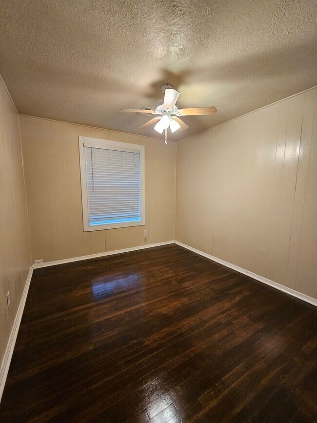 Building Photo - (4) Bed/(2) Bath Close to Campus! Avail Ea...