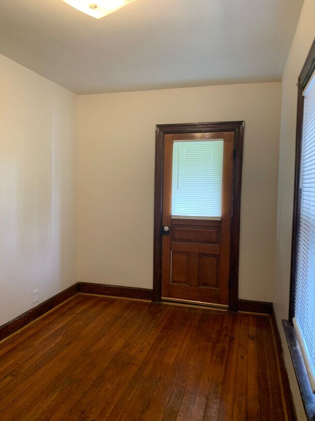 Building Photo - 4 bedroom, 1 bath, 3 story half double house