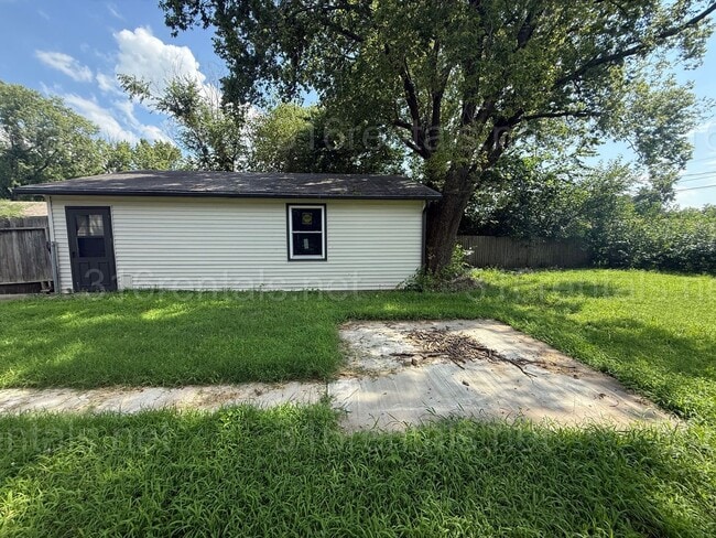 Building Photo - $1195 - 2 bedroom/ 1 bathroom - Haysville ...