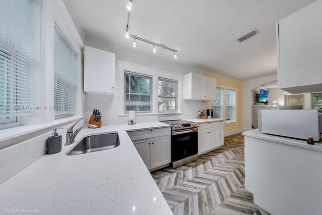 Building Photo - 46 NE 43rd St