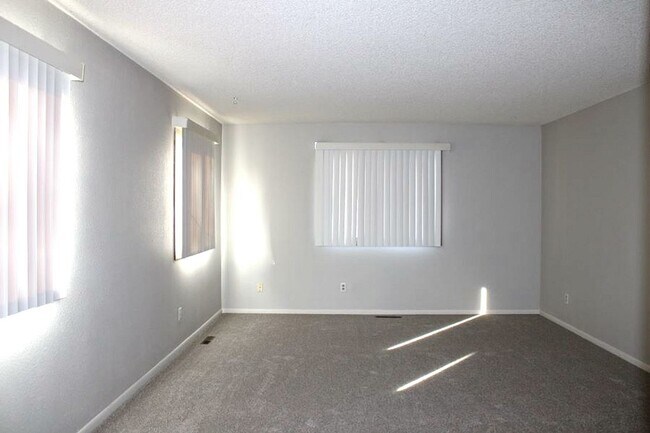 Building Photo - Charming 2-Bedroom Home with Fenced Yard &...