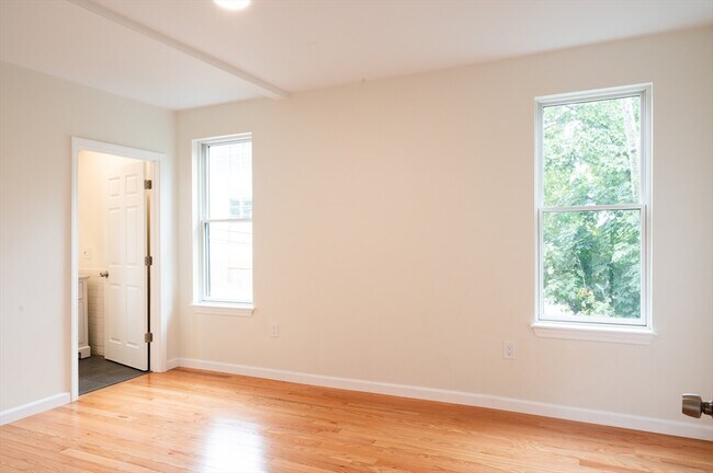 Building Photo - 171 Everett St