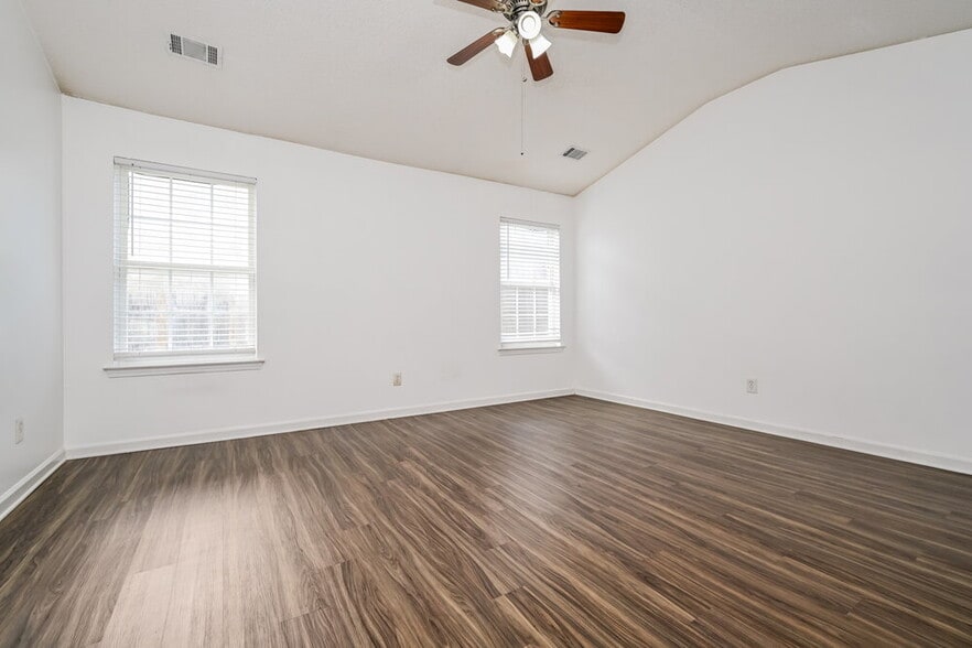 Building Photo - 2167 Red Oak Cir