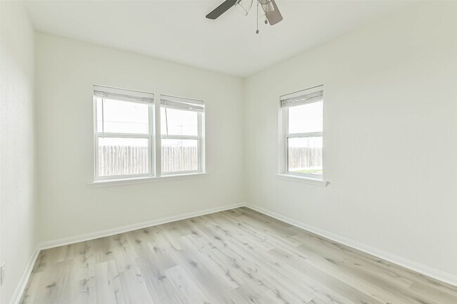 Building Photo - 5922 Fairdale Ln