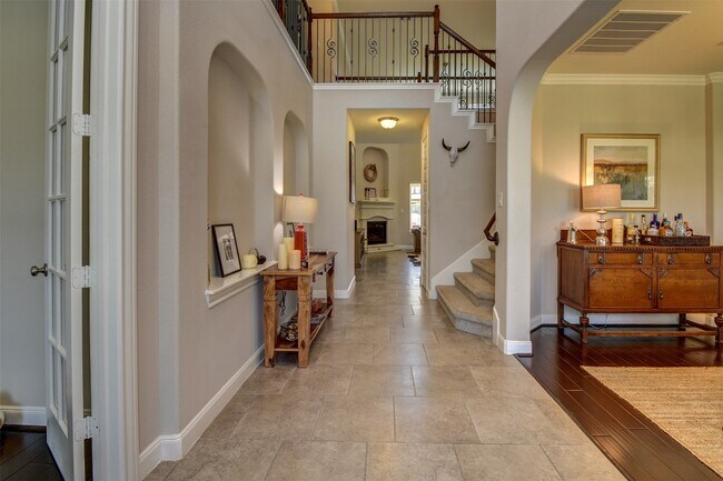 Building Photo - 25710 Oakwood Knoll Dr