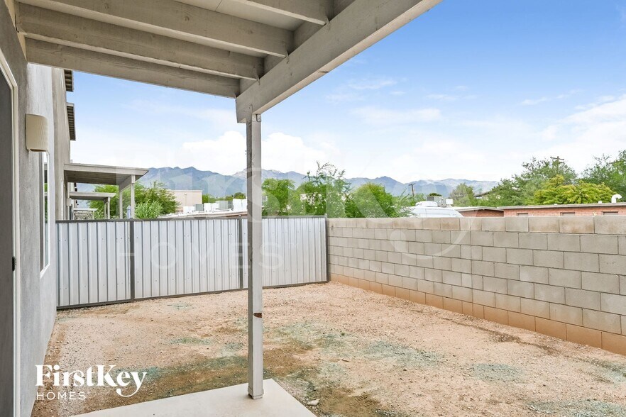 Building Photo - 2822 N Fair Oaks Ave