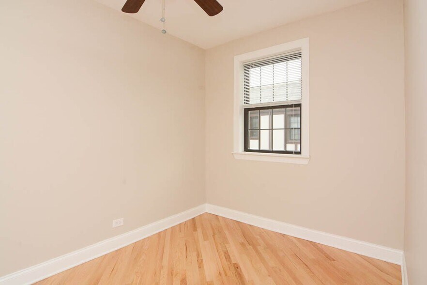 Building Photo - 896 Green Bay Rd