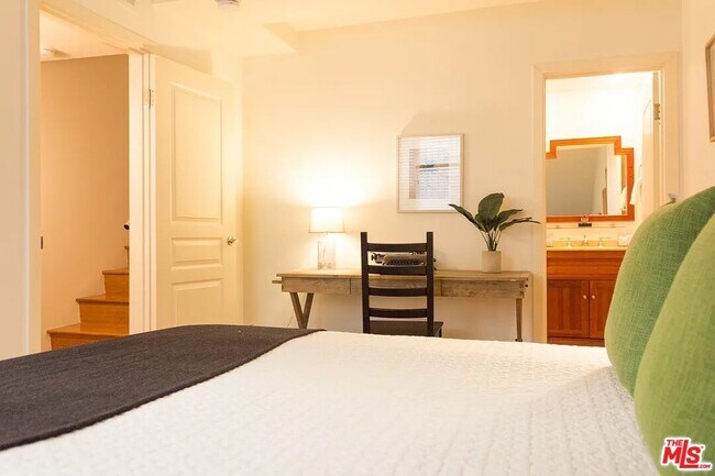 Building Photo - 1154 S Barrington Ave