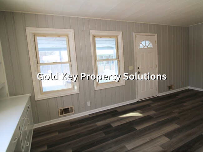 Building Photo - Roomy 3 BR 1 BA House with 2 Covered Porches and Garage (SECTION 8 APPROVED)