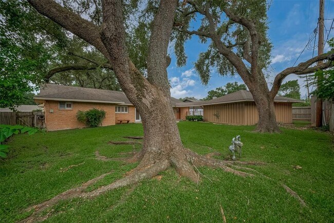 Building Photo - 7906 Braesview Ln