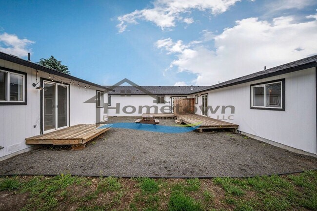 Building Photo - 1804 E Coeur D Alene Ave
