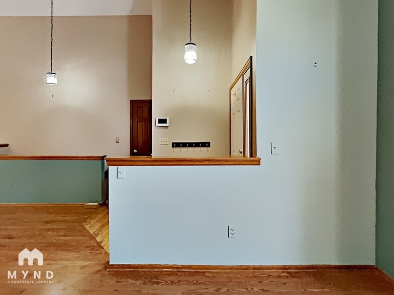 Building Photo - 2402 S Gray Dr