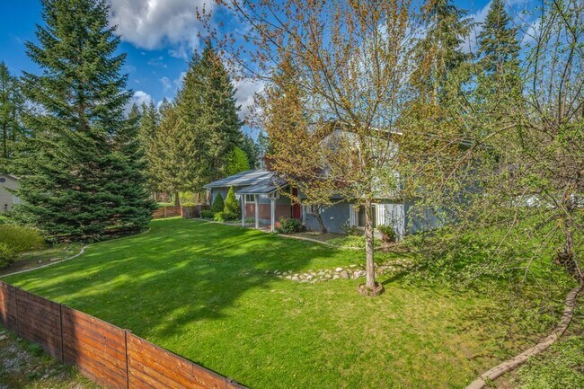 Building Photo - Emerald Estates 4 bed 2 bath with fenced yard