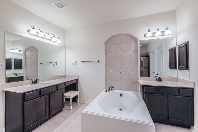 Building Photo - Furnished 3BR 3 Story Townhome