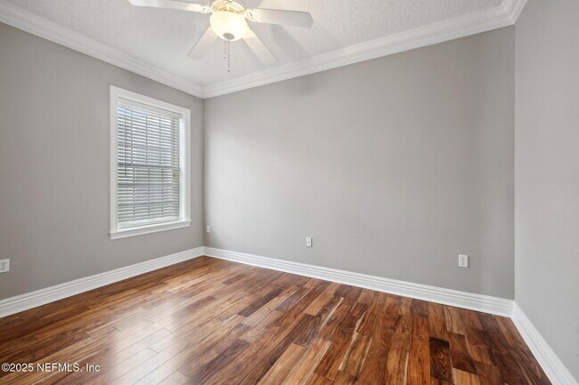 Building Photo - 137 3rd St S