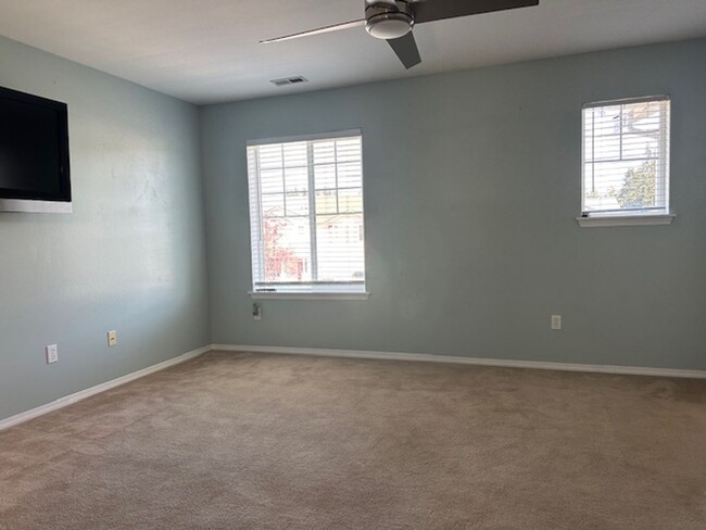 Building Photo - Beautiful Family home