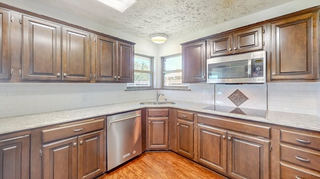 Building Photo - 4004 S Maple Ave