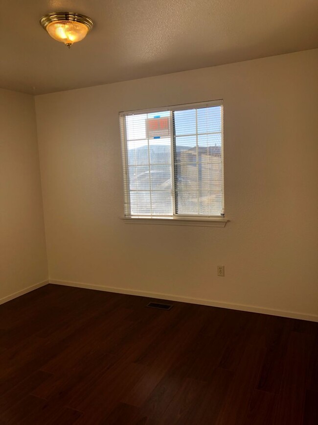 Building Photo - Light and Bright Three Bedroom Two Bath Du...