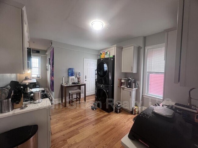 Building Photo - 247 L St