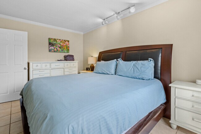 Building Photo - 1700 SW 16th Ct