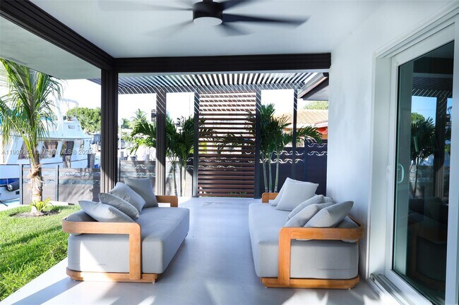 Building Photo - 2537 SE 10th Ct