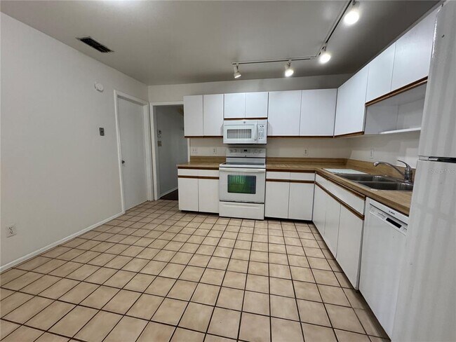 Building Photo - 547 Pigeon Cir