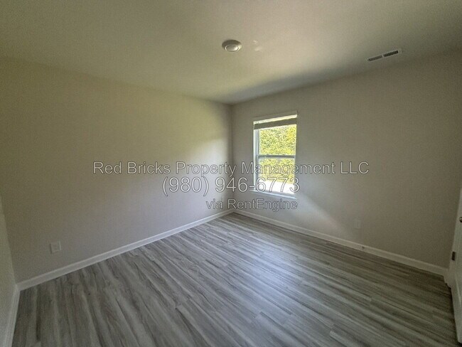 Building Photo - 1838 Vanderlyn St