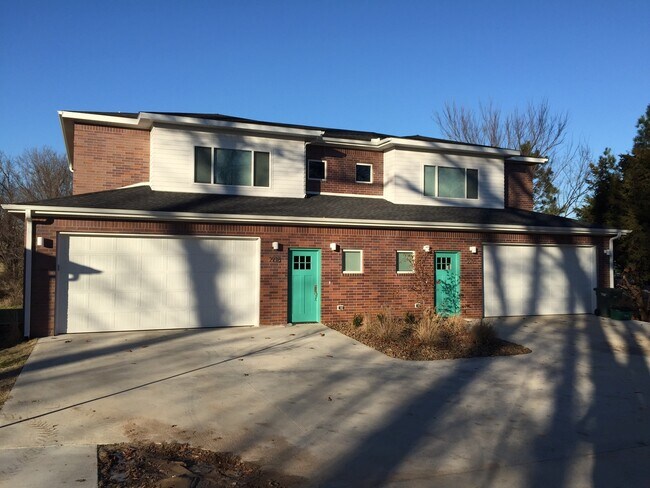 Building Photo - 2716-2718 Wildwood Dr