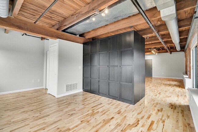 Building Photo - 210 Broadway