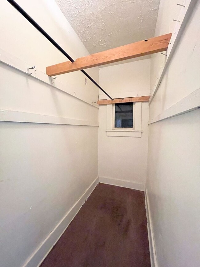 Building Photo - Large 3 Bedroom