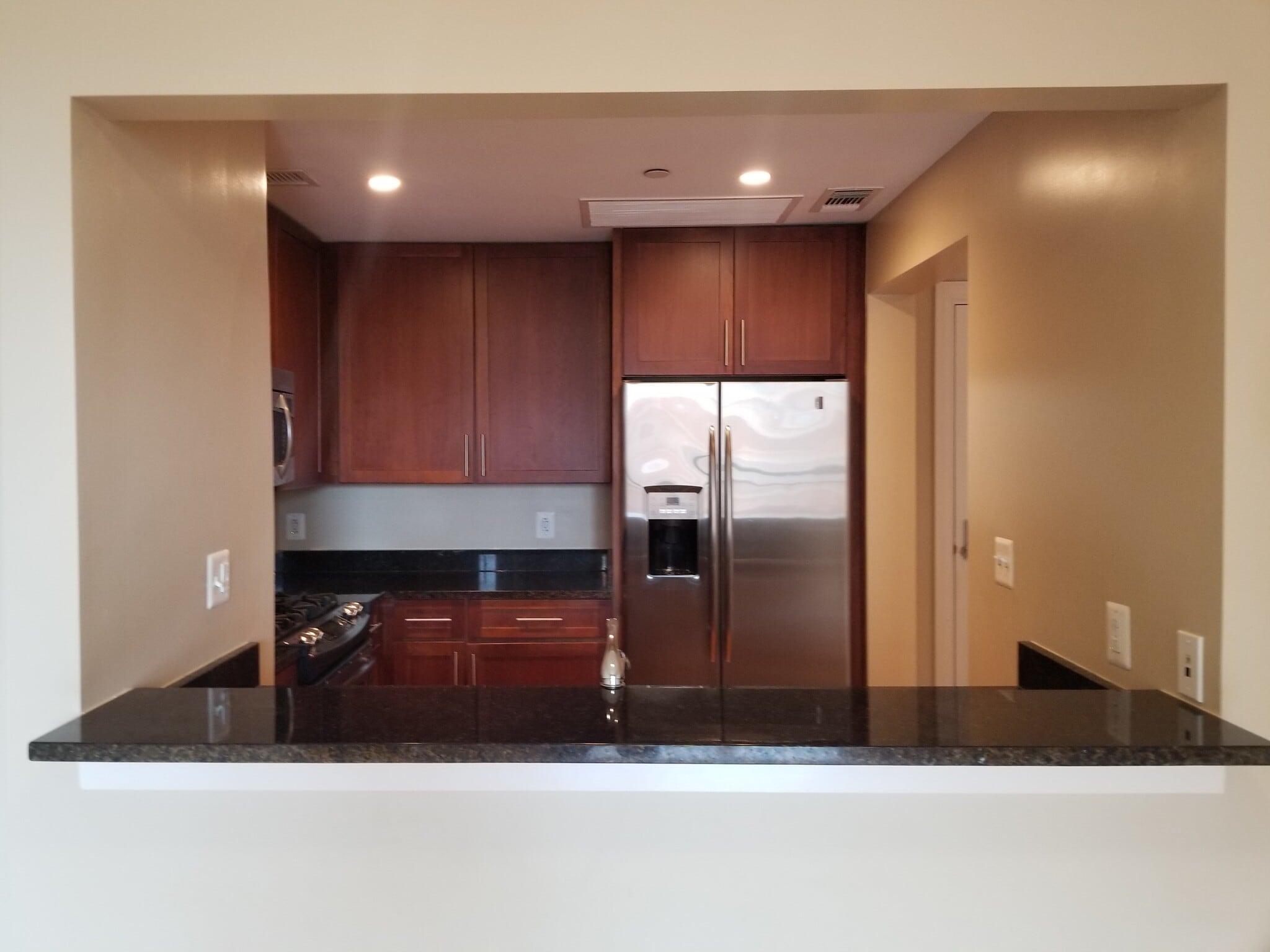 Kitchen Bar - 2050 Jamieson Ave