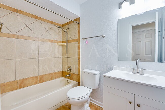 Building Photo - Beautiful Two-Story Townhome in Ormond Beach