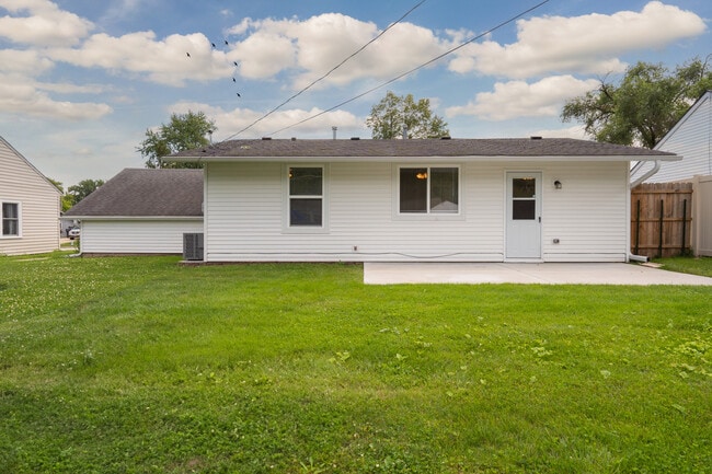 Building Photo - 6 E Briarwood Dr