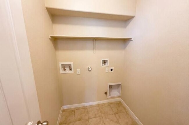 Building Photo - 2880 Donnell Dr