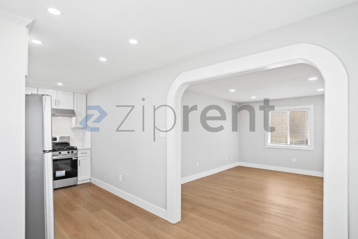 Building Photo - Unit A