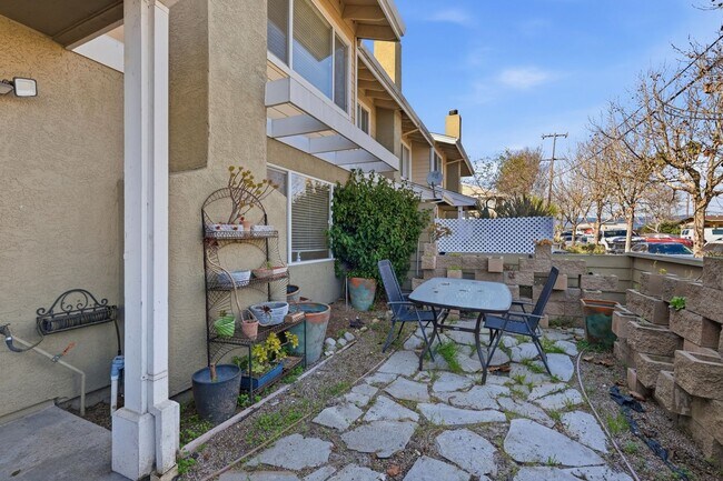 Building Photo - Great Townhome with Attached Garage!