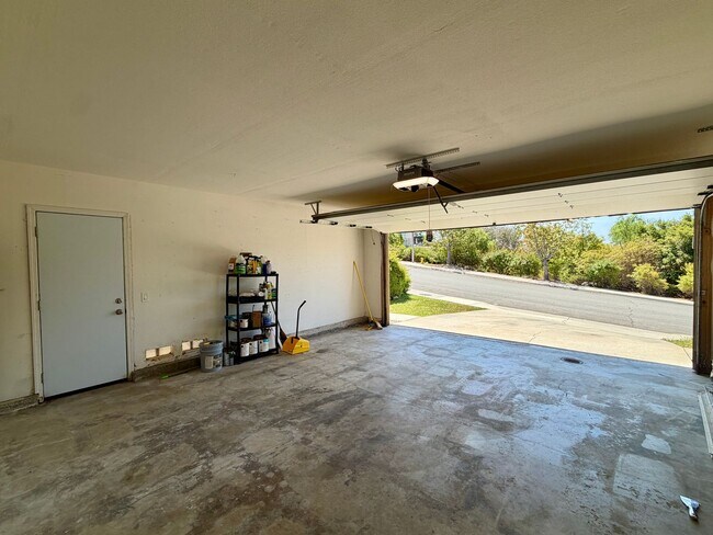 Building Photo - Spacious Five Bedroom in Rancho Del Oro