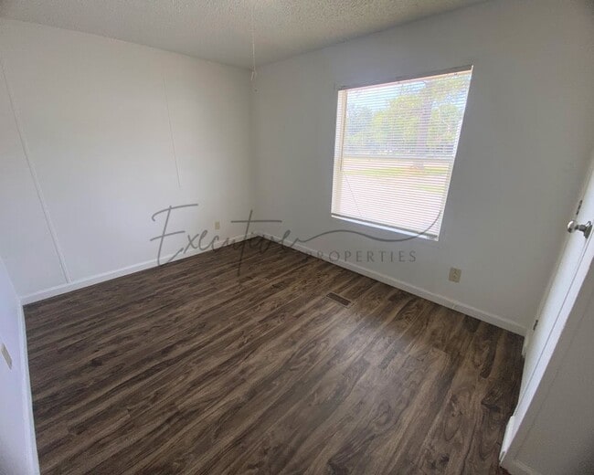 Building Photo - Move-In Ready 3BR, 1BA – Most Utilities In...