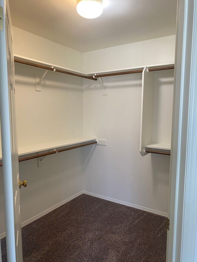 Building Photo - Gorgeous 3 Bedroom 2 Bath Home