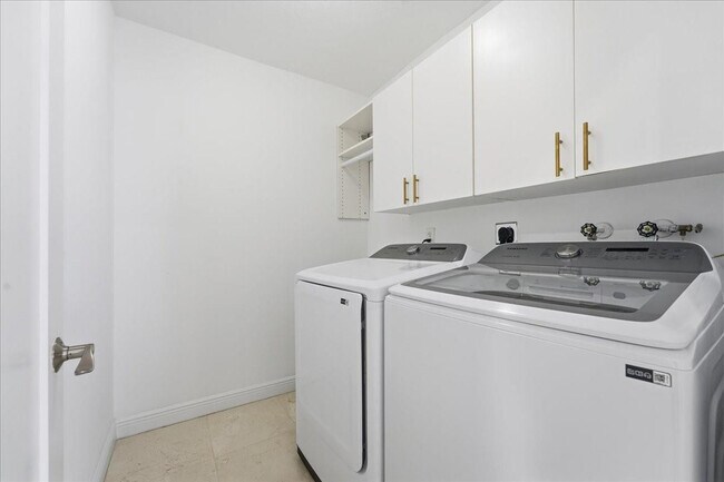 Building Photo - 4331 W Tradewinds Ave